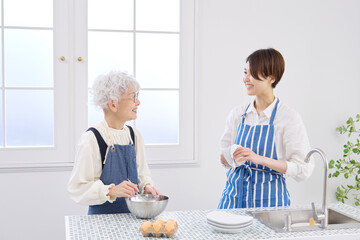 キッチンで料理をする親子