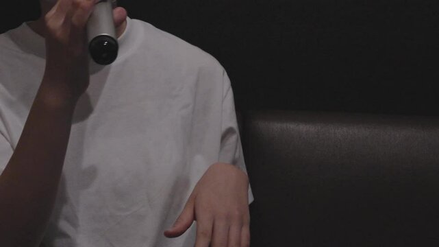 Girl singing in a karaoke box.  カラオケボックスで歌う女の子