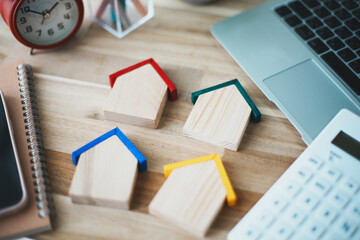 複数並んだカラフルな屋根の家とビジネスアイテム © beeboys