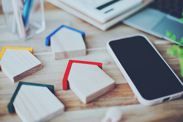 複数並んだカラフルな屋根の家とビジネスアイテム