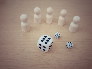 木製　人形　サイコロ　選択
