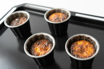 型に入った焼けたばかりのカヌレ