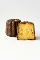 切ったカヌレ・ド・ボルドーの写真