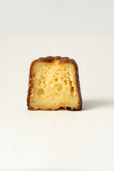 切ったカヌレ・ド・ボルドーの写真