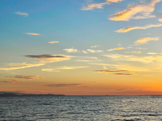 幻想的な夕暮れ時の空と海に照らされる光