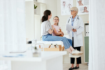 Obraz premium Doctor, kid and talk in office for healthcare, medical advice or professional opinion with mom. Pediatrician, mother and daughter in consultation for child recovery, diagnosis or medicare with report