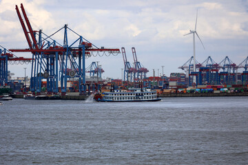 Fototapeta premium Paddle steamer on the Elbe in the port of Hamburg, Germany