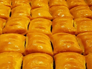 On September 2, 2024, in Shenzhen, Guangdong, a delicious snack of crispy meat and fluffy bread was made in a food shop.