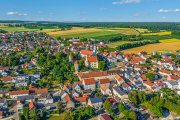 Die Marktgemeinde Bissingen im Kesseltal in Nordschwaben von oben
