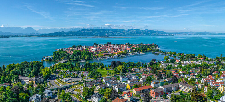 Sommertag in der bayerischen Stadt Lindau am Bodensee, Blick zur Insel