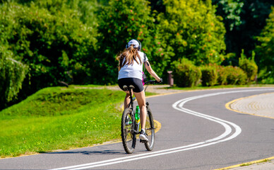 Obraz premium Cyclist ride on the bike path in the city Park 