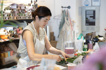 꽃집에서 꽃다발을 만들고있는 소상공인 