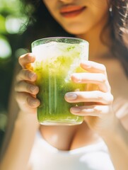 Fototapeta premium Refreshing Green Drink on a Sunny Day