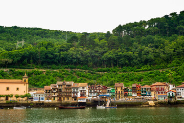 Pasaia, au pays basque, vu de l'autre côté de l'estuaire