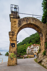 Une arche sur le chemin longeant l'estuaire de l'Oiartzun dans la baie de Pasaia
