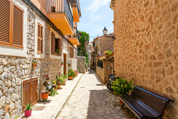 Eine kleine Strasse Gasse in mallorca, Spanien, voller Töpfe und Pflanzen