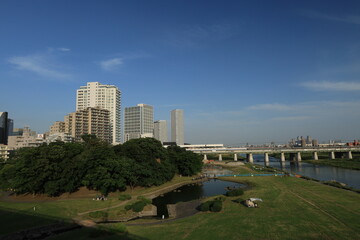Obraz premium 多摩川の河川敷から見る二子玉川駅周辺の風景