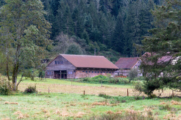 Grange et ferme dans une vallée de montagne dans les Vosges
