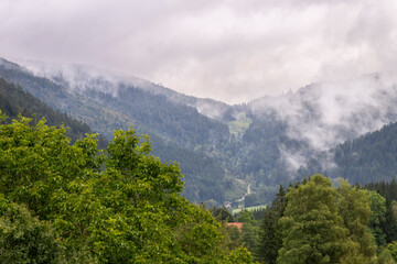Col du Louschbach vu depuis la vallée du Valtin dans les Vosges un matin brumeux d'automne