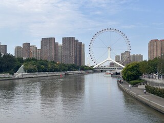 Riesenrad auf einer Brücke