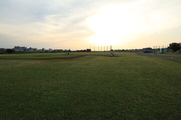Obraz premium 二子玉川駅周辺にある多摩川の河川敷にあるグランドの風景