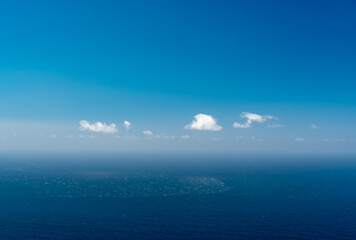 Obraz premium Calm ocean horizon under clear blue sky