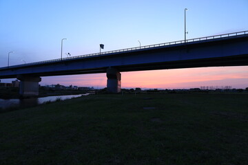 二子玉川駅周辺にある多摩川の河川敷にあるグランドから見る夕陽