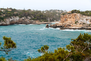 Cala Llombards Strand im Meer des s&uuml;d&ouml;stlichen Teils der Baleareninsel Mallorca