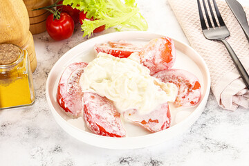 Salad with sliced tomato and stracciatella