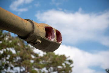 old weapon is an artillery cannon in the war in Ukraine Without soldiers