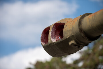 old weapon is an artillery cannon in the war in Ukraine Without soldiers