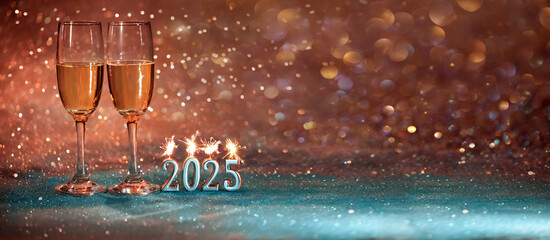 Fototapeta na wymiar 2025 Nowy Rok. Kartka z życzeniami szczęśliwego nowego roku 2025. kieliszki do szampana na brokatowy tle, new year