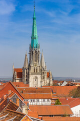 Obraz premium Towers of the historic Marienkirche above rooftops in Muhlhausen, Germany