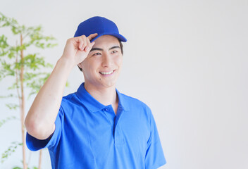 笑顔の運送業者男性