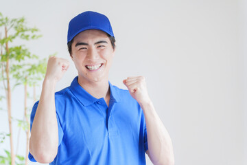 笑顔の運送業者男性