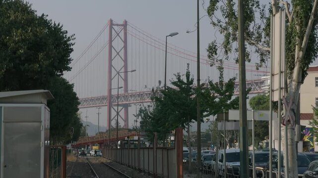 A Ponte 25 de Abril &eacute; uma das estruturas mais ic&ocirc;nicas de Lisboa, ligando a capital portuguesa &agrave; margem sul do rio Tejo. Inaugurada em 1966, esta ponte suspensa de grande escala &eacute; frequentemente compa