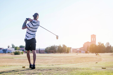 Obraz premium young man playing golf