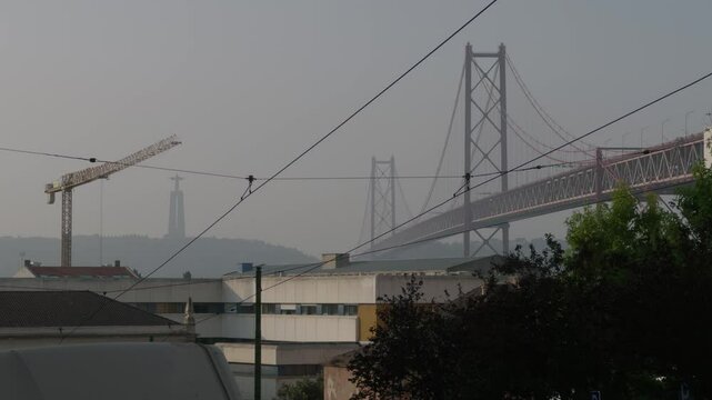 A Ponte 25 de Abril &eacute; uma das estruturas mais ic&ocirc;nicas de Lisboa, ligando a capital portuguesa &agrave; margem sul do rio Tejo. Inaugurada em 1966, esta ponte suspensa de grande escala &eacute; frequentemente compa
