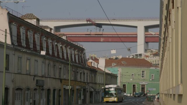 A Ponte 25 de Abril &eacute; uma das estruturas mais ic&ocirc;nicas de Lisboa, ligando a capital portuguesa &agrave; margem sul do rio Tejo. Inaugurada em 1966, esta ponte suspensa de grande escala &eacute; frequentemente compa