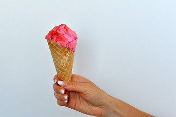 mão segura sorvete rosa 