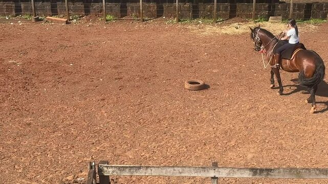 Menina anda de cavalo escola de cavalgada 