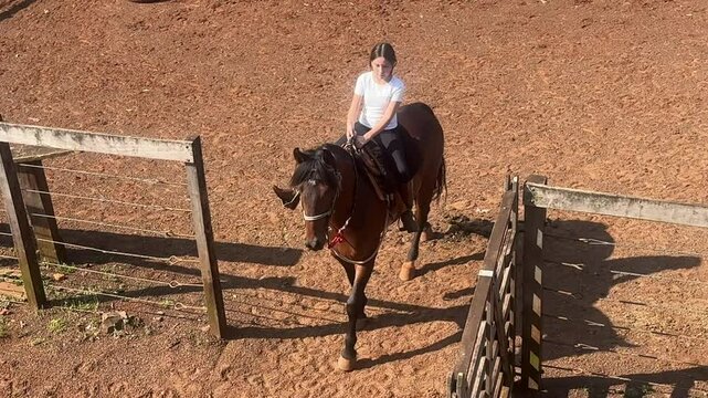 Menina anda de cavalo escola de cavalgada 