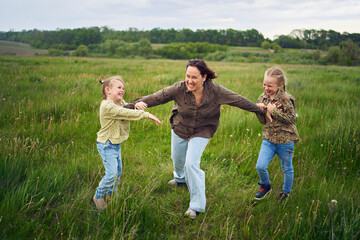 mother breaks up the children who are fighting in the rain in the field