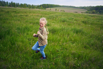 Fototapeta premium girls play catch up in a field