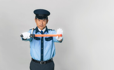 誘導灯でストップする警備員の男性