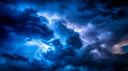 Obraz premium A dramatic view of stormy clouds illuminated by bright flashes of lightning, creating an intense atmosphere of nature's power.