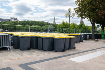Many rubbish bins together to distribute on the streets.