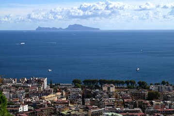 Obraz premium Vue de Naples des hauteurs de la ville avec la mer Méditerranée et l'île de Capri au second plan.