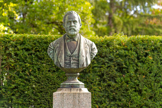 Close-up of bust of Swiss forestry professor named Elias Landolt made by artist Pereda Raimondo erected 1899 on a cloudy late summer day. Photo taken September 18th, 2024, Zurich, Switzerland.