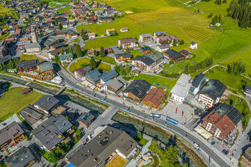 Lech am Arlberg, alpines Urlaubsziel in West-Österreich im Sommer im Luftbild